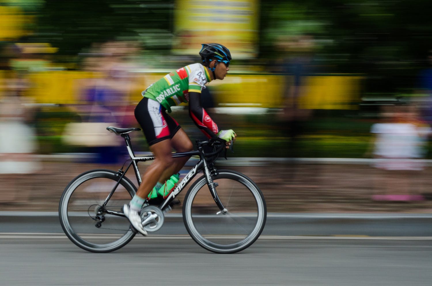 Panoreringsbild av tävlingscyklist. Cyklist fotograferad med panorering.